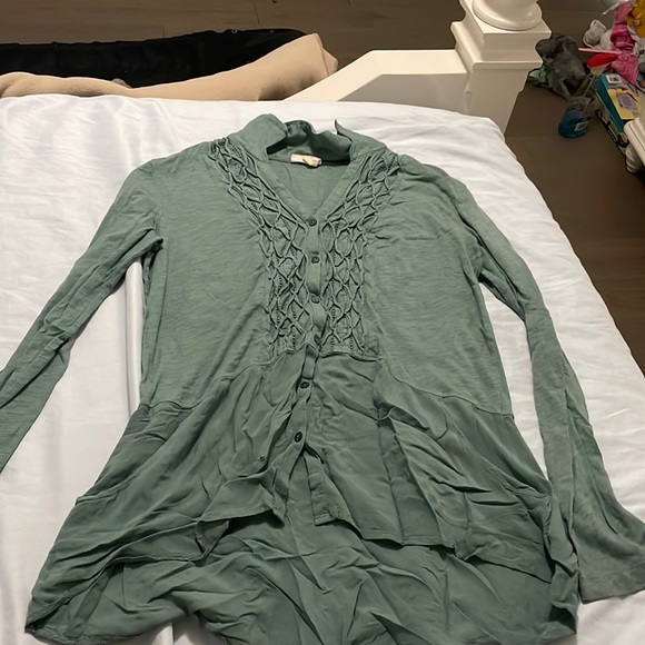 Green top - Picture 1 of 1